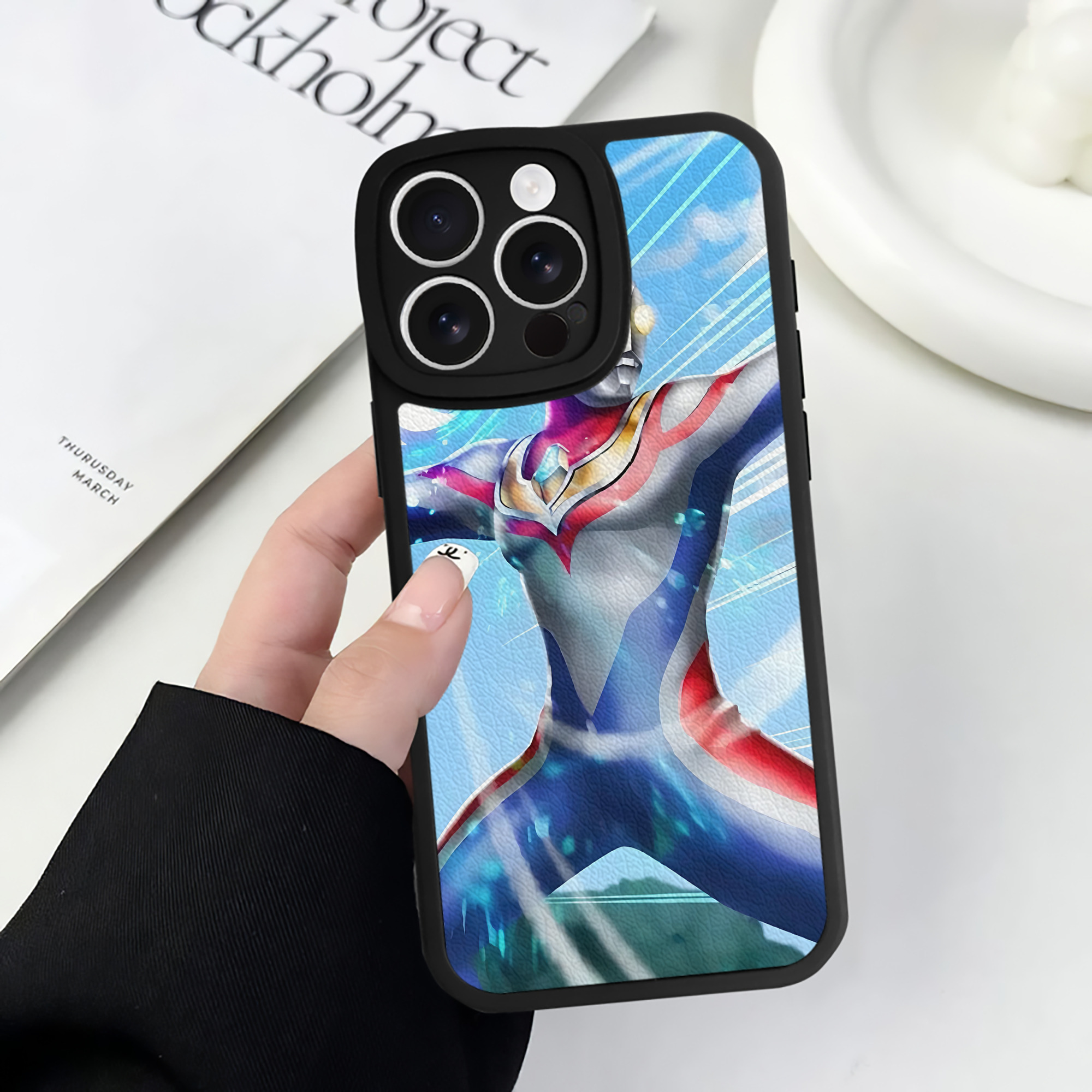 （画像用） ウルトラマン Ultraman 【iPhone 16シリーズ対応】シリコンスマホケース（レザー調） 材質：シリコン